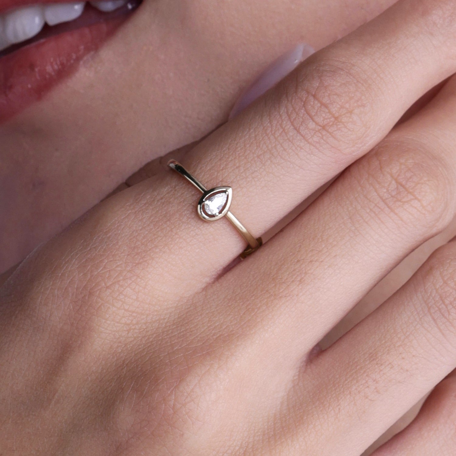 Dewdrop Solitaire Bezel Frame Ring