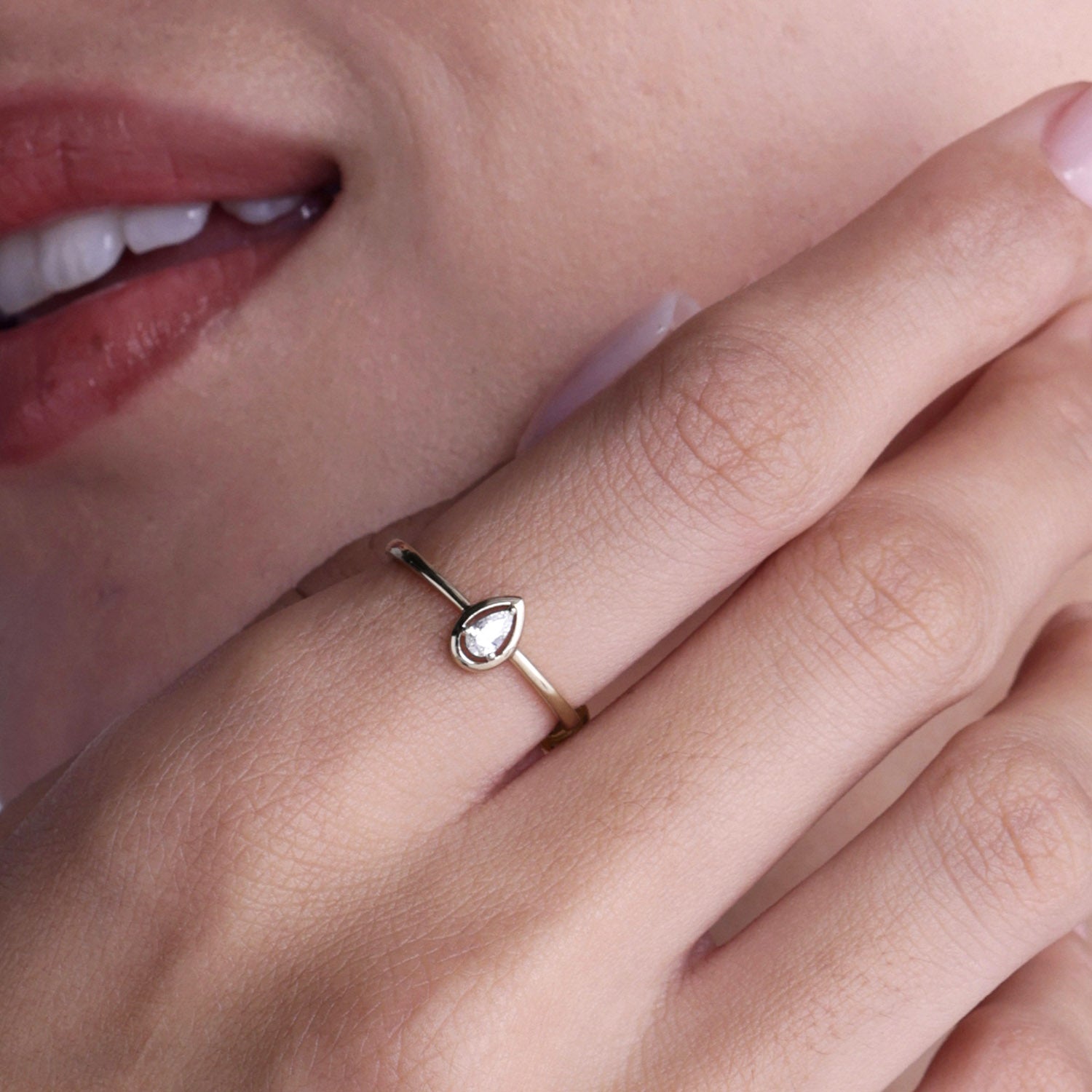 Dewdrop Solitaire Bezel Frame Ring
