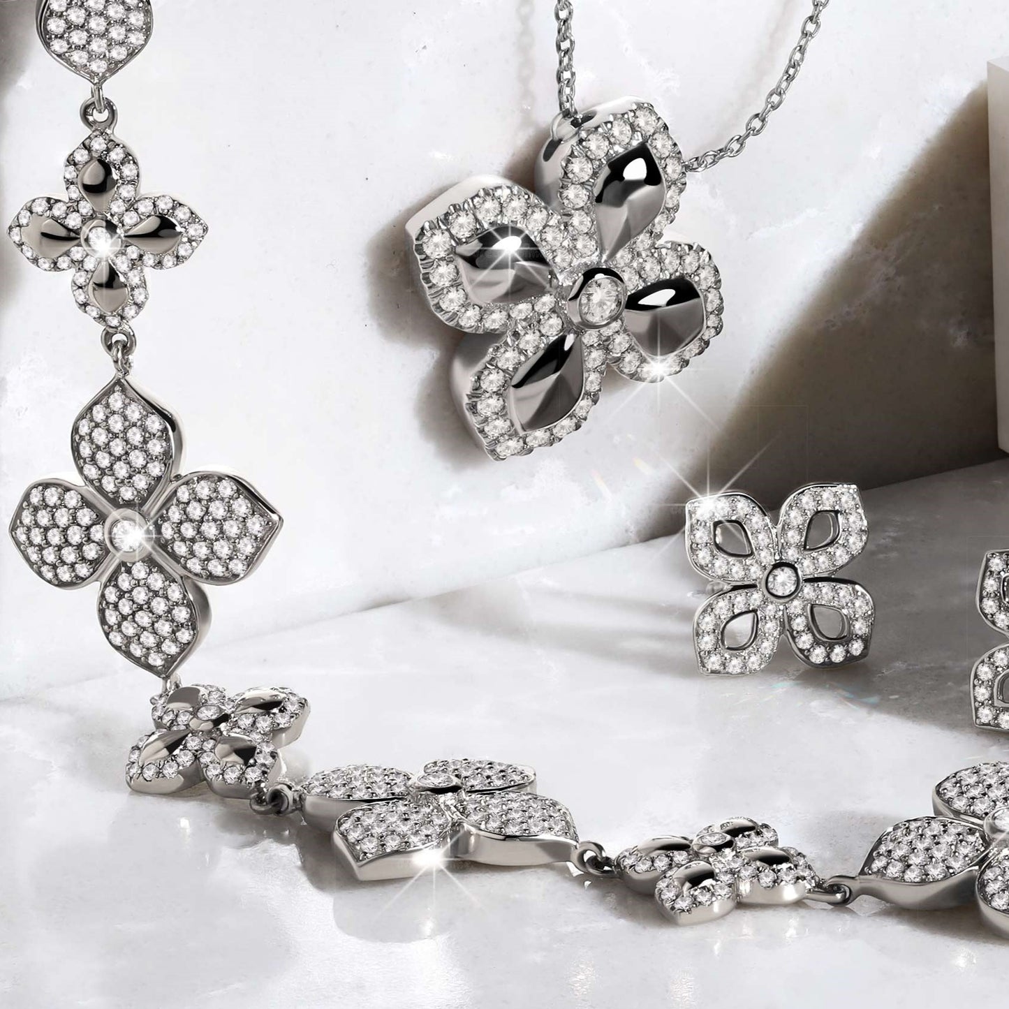 La Fleur Luxe Contour Pendant Necklace