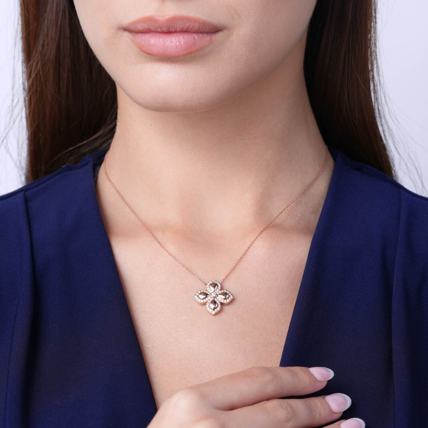 La Fleur Luxe Contour Pendant Necklace